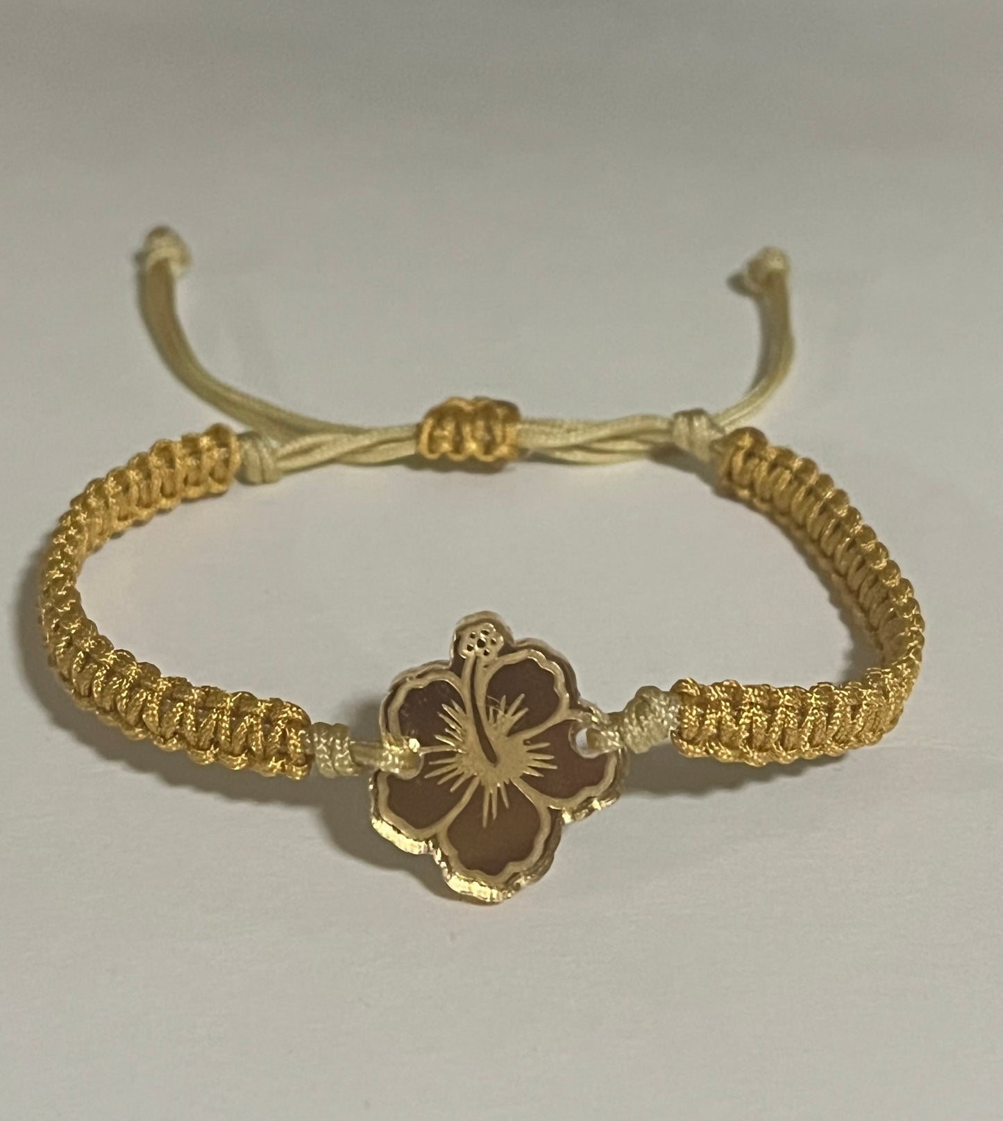 Pulsera en macrame con flor